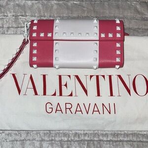 Preloved Valentino Garavani pink/white rockstud wristlet medium excellent.
